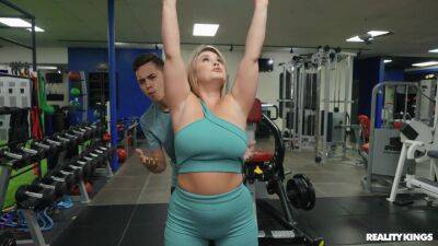 Sporty mature beauty fucks with much younger personal trainer until the last drops on vidgratis.com