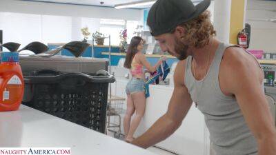 Stunning beauty attains very loud orgasm after meeting this dude at the laundromat on vidgratis.com