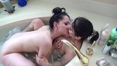 Pussy play in the tub with Monica and Indigo on vidgratis.com