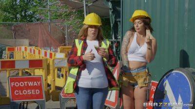 Sexy female construction worker gets fucked balls deep on vidgratis.com