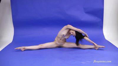 Galina Markova In Upside Down Spreads And Acrobatics From - Russia on vidgratis.com