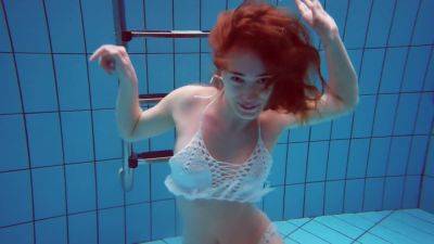 Underwater Hottest Babe Zelenkina Swims on vidgratis.com