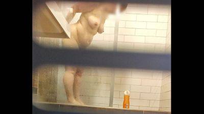 Chubby pussy farting MILF in a hostel shower on vidgratis.com