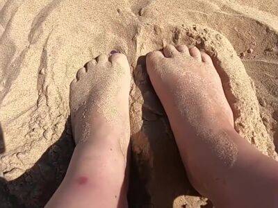 Provocative Feet Play In The Sand In Public - Britain on vidgratis.com