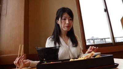 0000945_三十路のスレンダー日本人女性が人妻NTRセックス - Japan on vidgratis.com