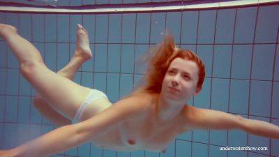 In The Indoor Pool, A Stunning Girl Swims on vidgratis.com