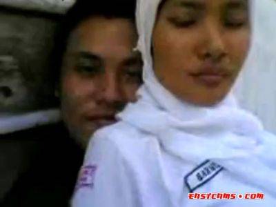 Indonesia - Jilbab Hijab Ngentot Belakang Bangunan - Indonesia on vidgratis.com