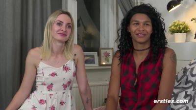 Lesbische Amateurmadels haben Sexy-Spa miteinander - Blonde and ebony in interracial lesbian sex - Germany on vidgratis.com