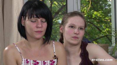 Wollustige Madels probieren ungewïhnliche Toys aus - Big tits German brunette lesbians - Germany on vidgratis.com