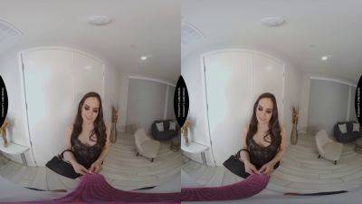 Jenna J Ross satisfies her fan's lust with a hot VR experience on vidgratis.com