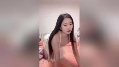 Cute asian teen girl playing alone - China on vidgratis.com