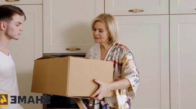 Mature Russian cougar fucked by younger delivery man - Shame 4K - Russia on vidgratis.com