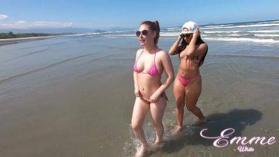 Amigas Que Adoram Uma Putaria! Elas Nao Resistem E Se Chupam Em Praia Publica on vidgratis.com