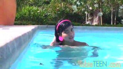 Tobie teen masturbating outdoors by the pool on vidgratis.com