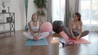 Sporty chicks turn their morning yoga practice in seductive cunnilingus oral on vidgratis.com