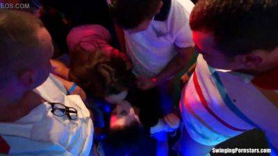 Wild club orgy with sexy babes dancing and fucking hard on vidgratis.com