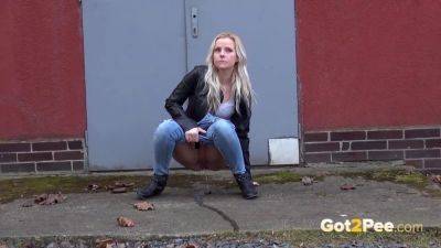 Blonde amateur caught peeing in public & desperate for more - Czech Republic on vidgratis.com