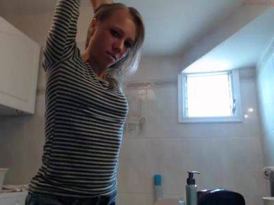 Hot Girl Bathroom Pose Coconut Girl1991 Live Show Rec on vidgratis.com