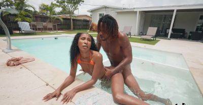 Aroused ebony goes very loud during outdoor pool porno with her new BF on vidgratis.com