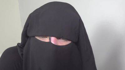 Muslim babe gets given a special gift - Czech Republic on vidgratis.com
