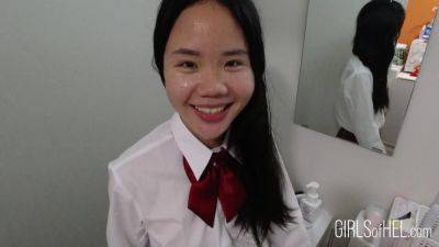 Pov Cute 18yo Japanese Schoolgirl Gets A Huge Facial After She Sucks Her Stepdads Dick To Thank Him For Her New Phone - Japan on vidgratis.com