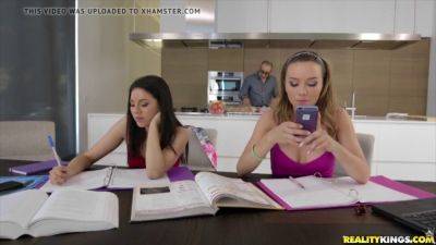 Capri Anderson & Shyla Jennings study each other's asses & bodies in HD session on vidgratis.com