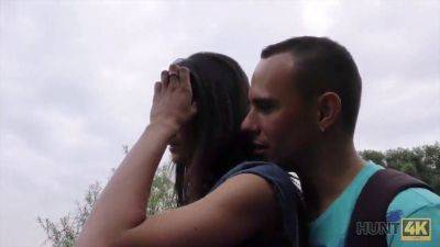 Watch how his girlfriend bangs for cash in the park and cuckolds him with her HD camera on vidgratis.com
