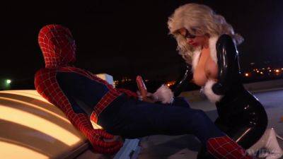 Blonde cougar dazzles with her huge tits while doing Spider Man on vidgratis.com