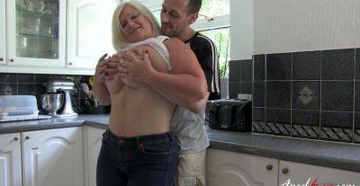 Busty old mom loudly fucked in a great morning hardcore in the kitchen on vidgratis.com