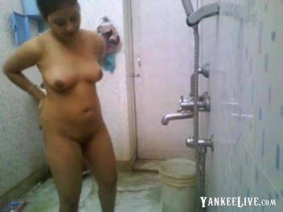 Stupid Bengla Desi Boy Setup Cam Not Elder Sisters Bath - India on vidgratis.com