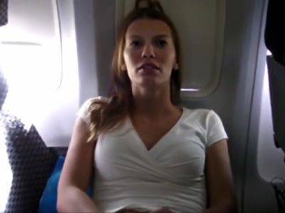 Girl Is Fingering While Flying on vidgratis.com