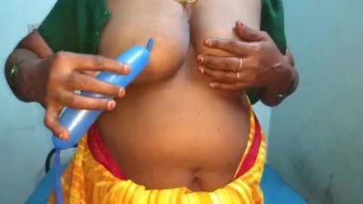 Desi Aunty Showing Her Boobs - India on vidgratis.com