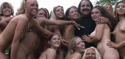 Ron Jeremy And A Bunch Of Girls on vidgratis.com
