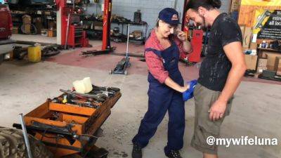 Mature mechanic lady prefers hot anal sex instead of paying for work. on vidgratis.com