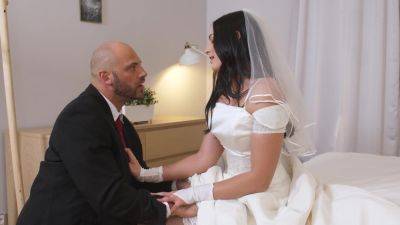 Brunette bride gets laid with her father-in-law right on the wedding day on vidgratis.com