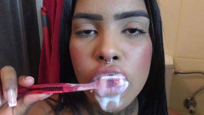 Black Girl Teeth Brushing Fetish - SoloAustria on vidgratis.com