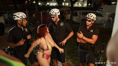 Cops share chubby MILF's wet holes in dirty gangbang on vidgratis.com