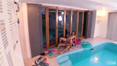 Czech amateur Susan Ayn delighting in pool sex and facial from photographer - Czech Republic on vidgratis.com