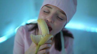 Young nurse and her banana on vidgratis.com