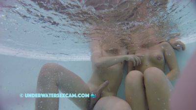 Teen couple wants to fuck in a sauna pool on vidgratis.com