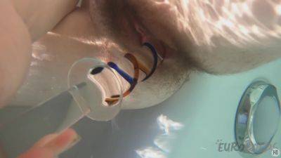 Hot Model Brille Masturbating Underwater In The Jacuzzi Unshaved Teen Pussy on vidgratis.com