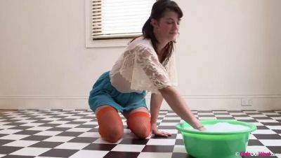 Pepita's Floor Cleaning: A Solo Amateur Experience on vidgratis.com