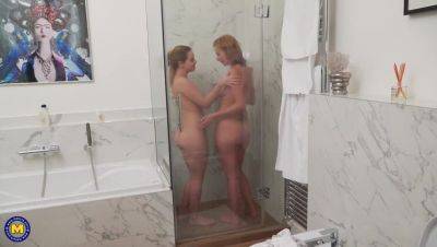 Mature star Effie Gold enjoys a steamy lesbian shower with Karry on vidgratis.com