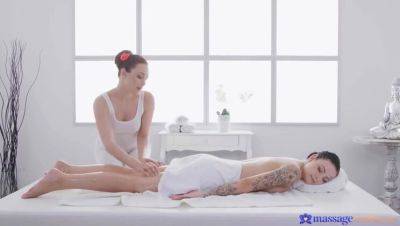 Aria Star & Sydney Luv: 69 Lesbian Facesitting Massage with Oil on vidgratis.com