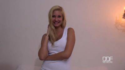 Sizzling Hot Encounter with Holly Belle - Czech Republic on vidgratis.com