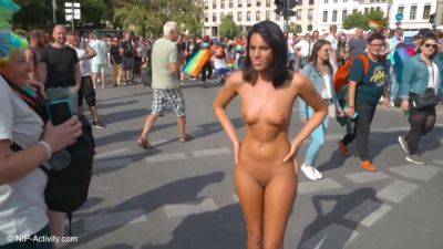 Nude In Public Video Girl Strips Naked And Takes A Walk Thr on vidgratis.com