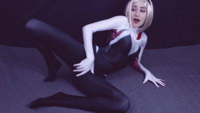 Cosplay Queen: Get Up Close & Personal with Blonde Spider Gwen on vidgratis.com