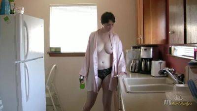 Mature Inara Byrne Nude: Sensual Kitchen Cleaning Reveals All on vidgratis.com