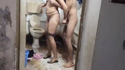 Saali Ki Gand Mari Jiju Ne Chup Chup Ke Bathroom Me Jake on vidgratis.com