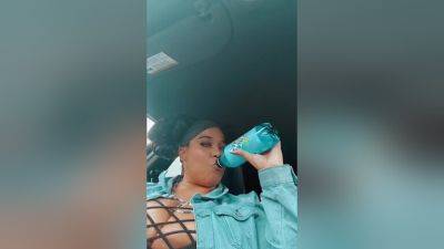 Titties In Car on vidgratis.com